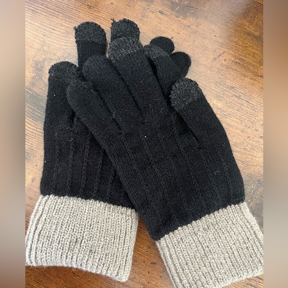 Accessories - NWT Winter Stretchy Knit Touch Screen Gloves. Black grayish cream trim unisex